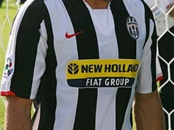 Maillot ray&eacute; noir et blanc de la Juventus de Turin, floqu&eacute; du sponsor New Holland Fiat Group, port&eacute; par Alessandro Del Piero.