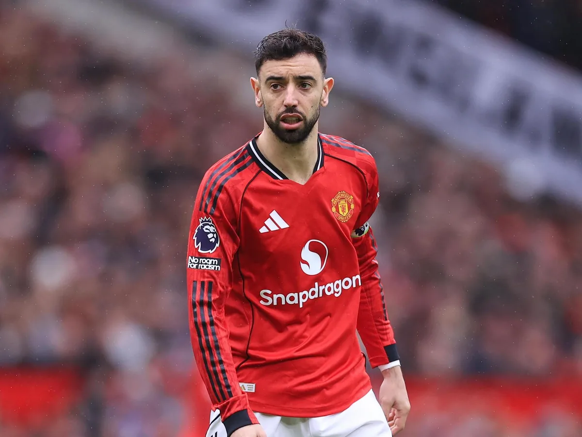 Bruno Fernandes en maillot rouge de Manchester United, sur la pelouse d&rsquo;Old Trafford.